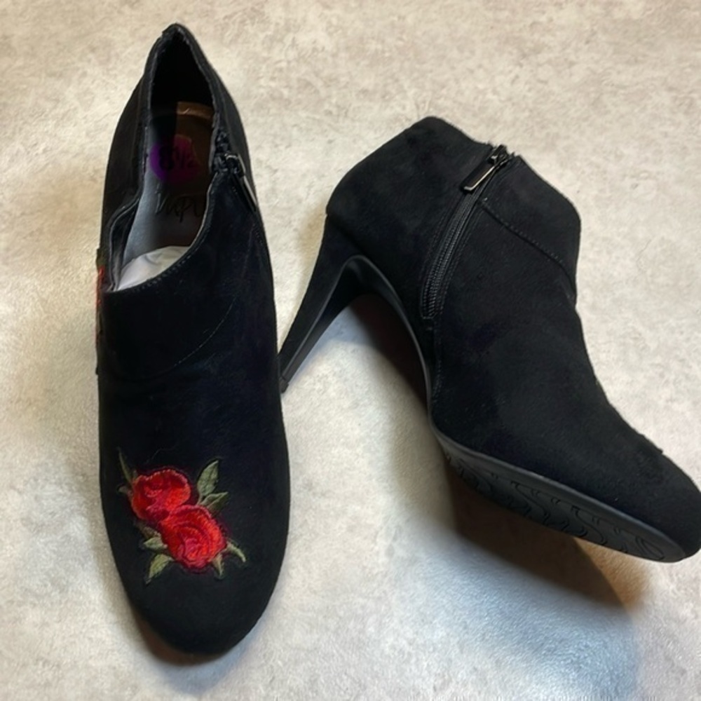 Impo women’s black micro suede decorative red roses side zip booties. Size 8.5.